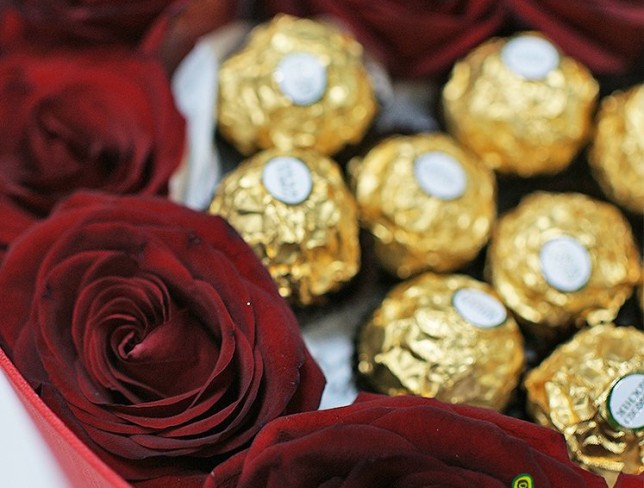 Коробка-сердце с красными розами и Ferrero Rocher №1 Фото